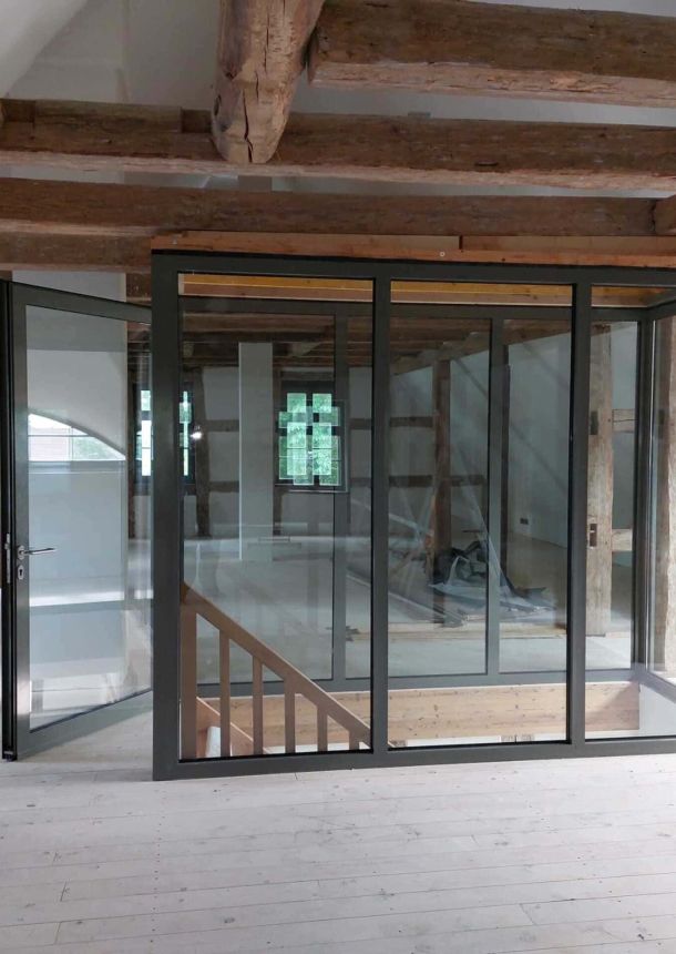 Glasbau als Treppenhaus-Verkleidung