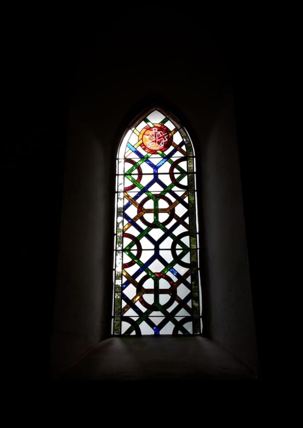 Buntes Kirchenfenster aus Bleiglas