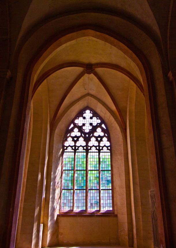 Großes Kirchen-Portalfenster mit vielen kleinen Bleiglasscheiben