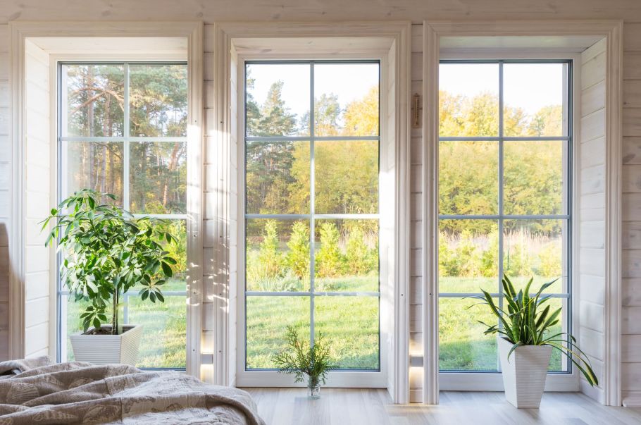 drei bodentiefe Sprossenfenster im Wohnzimmer, Sicht nach draußen in Garten