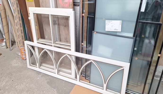Alte weiße Holzfenster vor der Sanierung