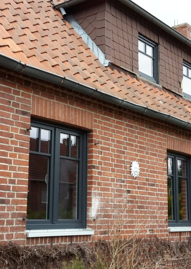 Neue Fenster in Rotklinkerhaus