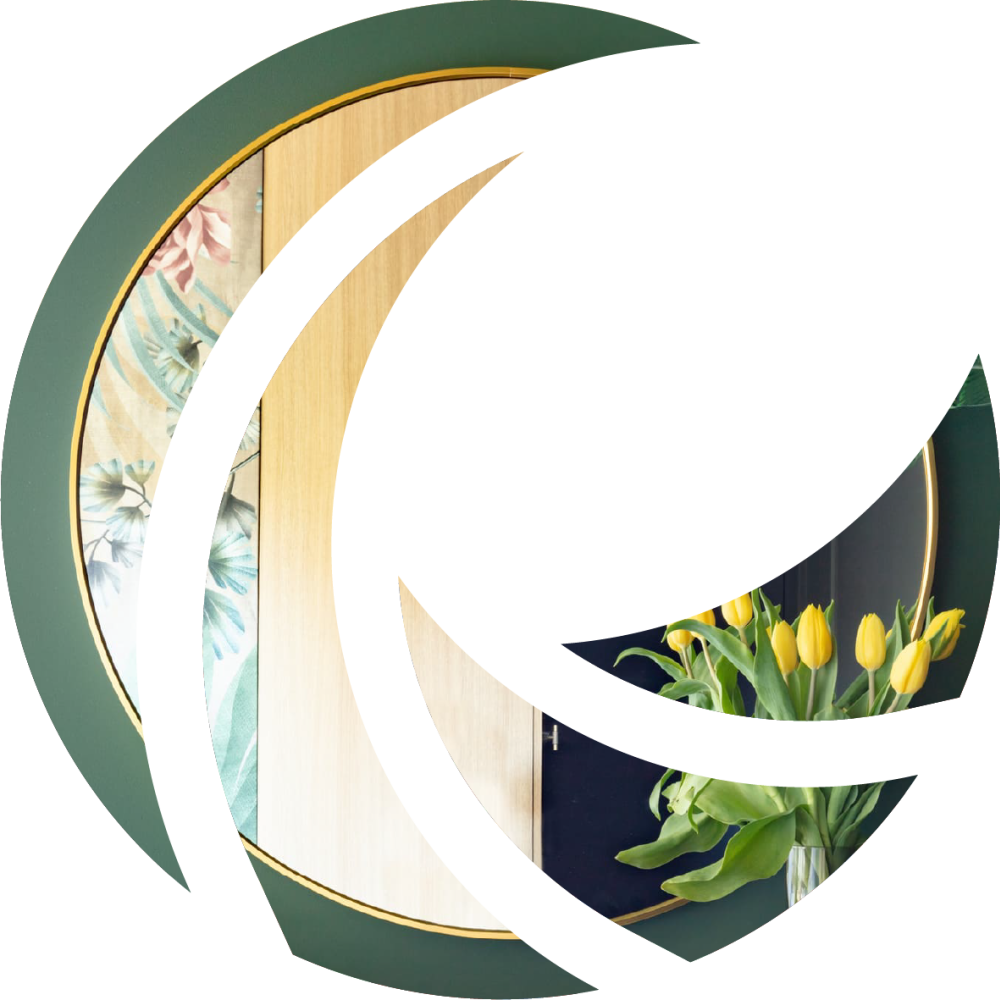 Spiegel mit goldenem, dünnen Rahmen an tannengrüner Wand, rechts davor gelbe Tulpen