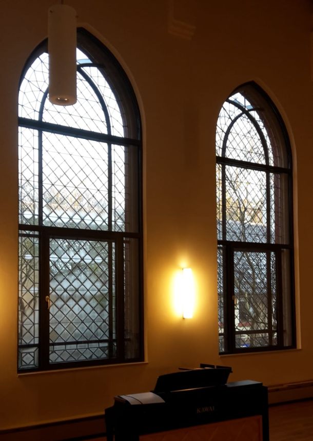 Zwei Kirchenfenster mit Rautenmuster, sehr hoch, oben spitz abgerundet