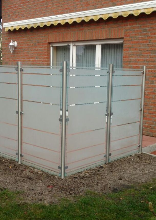 Terrassenumrandung aus Glas und Metall
