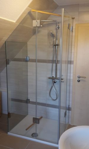 Maßangefertigte Glasdusche unter einer Dachschräge