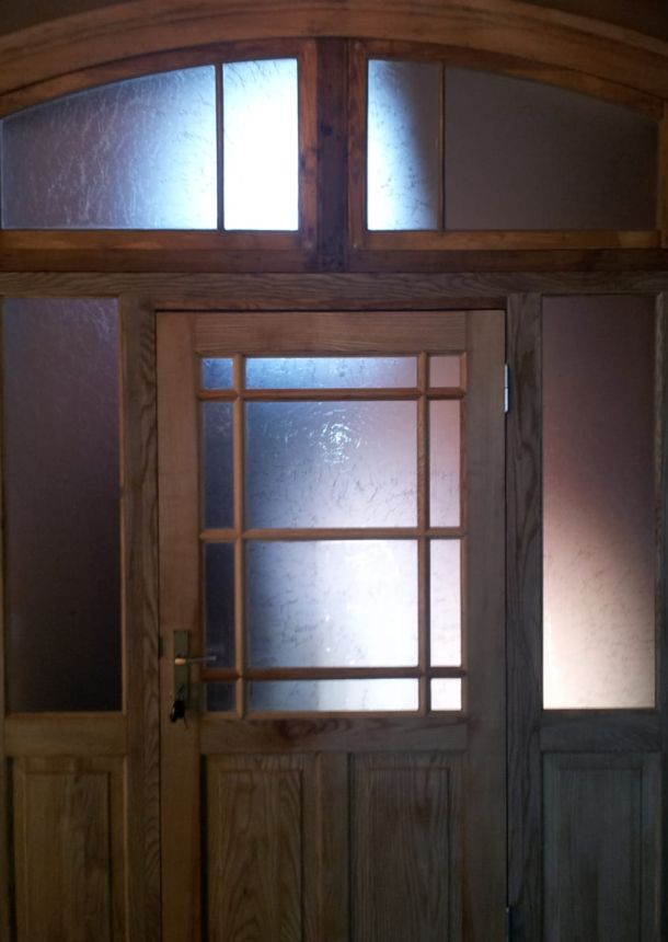 Holz-Innentür mit marmorierten Glaseinlassungen, umrahmt von marmorierten Scheiben.