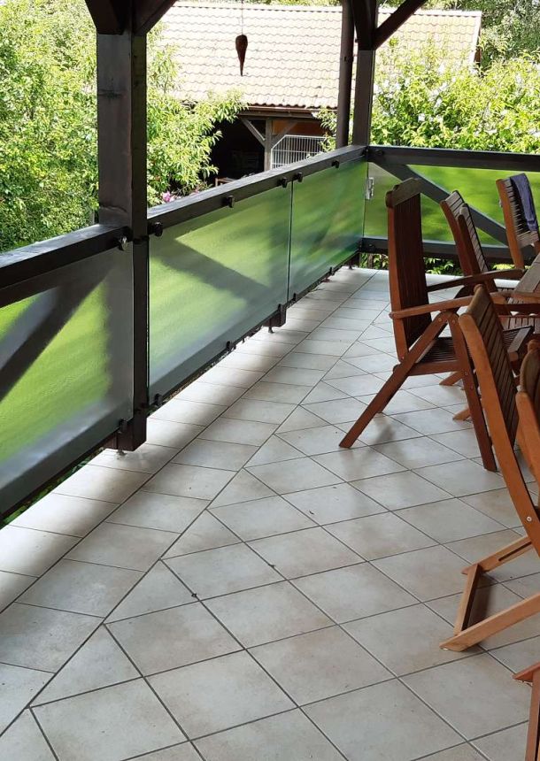 Terrassenbrüstung mit Glas vor Holz