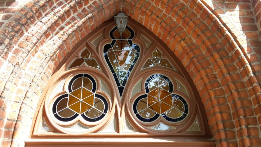 Kirchenfenster aus Bleiglas von außen