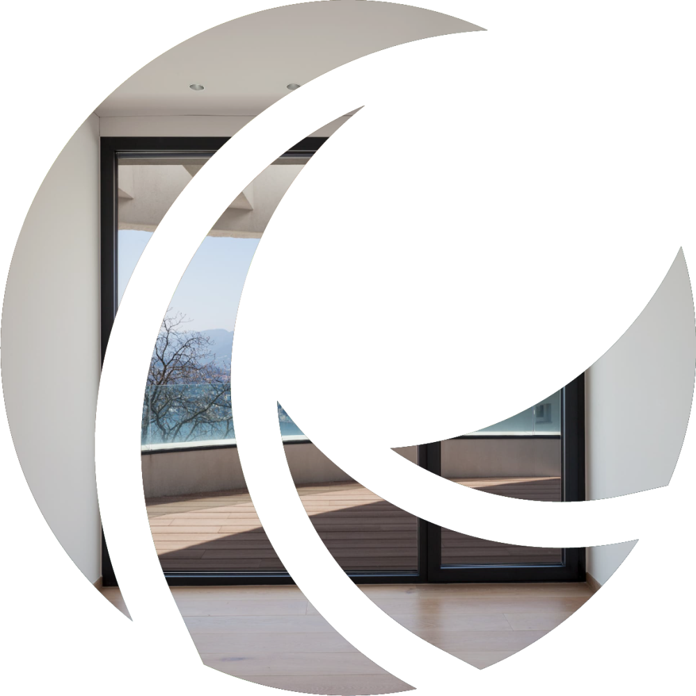 Große Fensterfront mit Tür zum Balkon