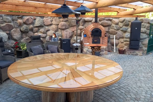 Holztisch mit Glasplatte